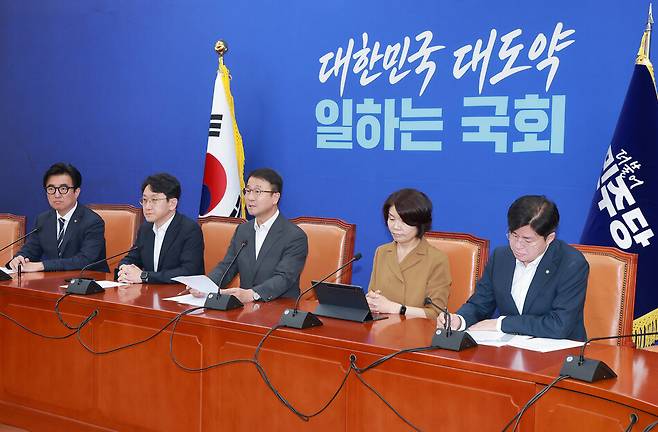 한병도(가운데) 더불어민주당 당대표 직무대행 겸 원내대표가 6일 국회에서 열린 정책조정회의에서 발언하고 있다. 연합뉴스