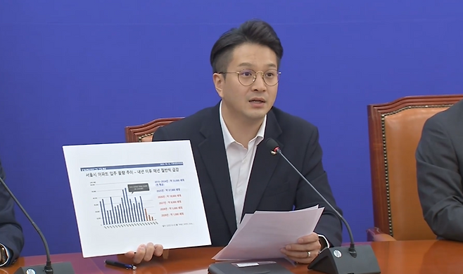 오늘(7일) 국회에서 열린 원내대책회의 발언 중인 더불어민주당 전용기 원내소통수석부대표
