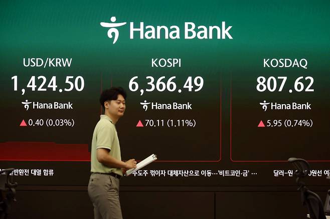 코스피가 전 거래일 대비 1.09%(68.69포인트) 오른 6365.07에 출발한 7일 서울 하나은행 본점 딜링룸에서 딜러들이 업무를 보고 있다. /사진=뉴시스