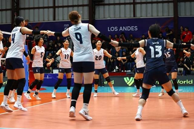 이승여 감독이 이끄는 U17 여자배구대표팀이 7일(한국시간) 칠레 로스 안데스의 리세오 믹스토 체육관에서 열린 푸에르토리코와 2026FIVB U17 세계선수권대회 조별리그 D조 1차전에서 세트 스코어 3-1로 승리한 뒤 강강술래 세리머니를 하고 있다. FIVB 제공