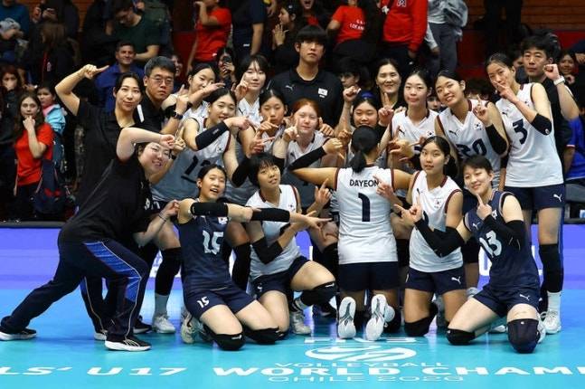 17세 이하 여자 배구 대표팀이 7일(한국 시간) 칠레에서 열린 2026 국제배구연맹(FIVB) U-17 여자 세계선수권 조별리그 D조 1차전에서 푸에르토리코에 승리를 거둔 뒤 기념 사진을 찍고 있다. 사진 제공=FIVB