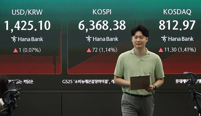 코스피가 상승 출발한 7일 서울 중구 하나은행 딜링룸 현황판에 코스피와 코스닥 지수가 표시되고 있다. ⓒ연합뉴스