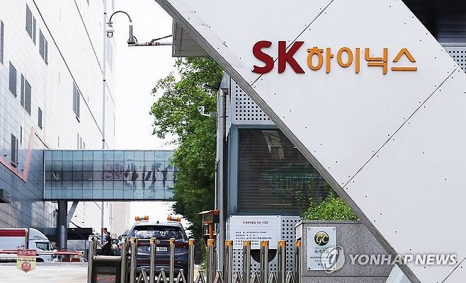 SK하이닉스 2분기 영업이익 60조5천426억원 (이천=연합뉴스) 홍기원 기자 = SK하이닉스가 올해 2분기 영업이익 60조원을 넘어서며 또다시 사상 최대 실적을 경신했다.
상반기 누적 기준으로는 매출액 132조원에 달했고, 영업익은 100조원에 육박했다.
SK하이닉스는 연결 기준 올해 2분기 영업이익이 60조5천426억원으로 지난해 동기보다 557.2% 증가한 것으로 잠정 집계됐다고 29일 공시했다.
사진은 29일 경기도 이천시 SK하이닉스 본사 모습. 2026.7.29 xanadu@yna.co.kr