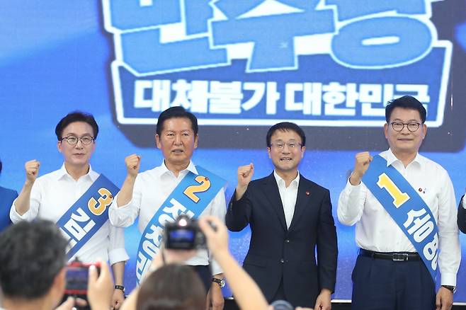 8일 제주시 헤리티크 제주에서 열린 더불어민주당 제3차 정기전국당원대회 당대표·최고위원 후보자 제주 합동연설회에서 당대표 후보들이 기념촬영을 하고 있다. 왼쪽부터 김민석 후보, 정청래 후보, 한병도 당대표 권한대행, 송영길 후보/뉴스1