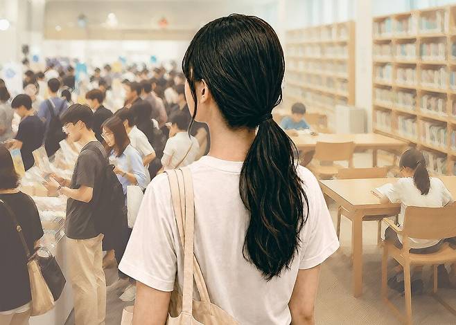 한겨레가 ‘도서관 대출 빅데이터 분석 기획’ 두번째로, 2021~26년 상반기의 성별·연령별·지역 연령별 대출 독서 실태를 집중 분석했다. 그 결과, 코로나19 팬데믹 이후 줄곧 늘었던 전국 대출 규모가 올해 처음 감소세로 꺾인 것으로 나타났고, 이러한 변화에 ‘텍스트힙’을 주도한다는 20·30대의 도서관 대출 감소가 큰 영향을 미친 것으로 분석된다. 한겨레 자료사진을 바탕으로 가공한 이미지. 김은정 기자 ejkim@hani.co.kr