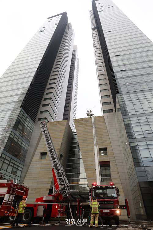 서울 광진구 고층빌딩에서 실시한 민관 소방 안전 합동 훈련. 경향신문 자료사진