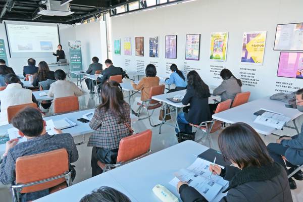 놀라운지에서 진행된 포럼 '사천 문화예술교육 도시를 품다'.