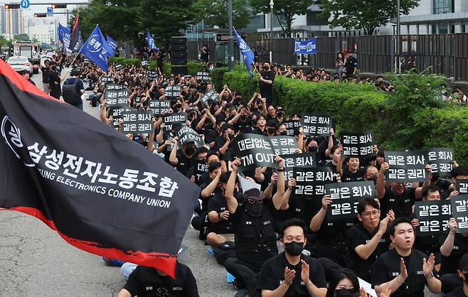 16일 경기도 수원시 영통구 삼성전자 수원사업장 앞에서 삼성전자노동조합 동행(동행노조) 조합원들이 성과급 격차 등에 반발하며 구호를 외치고 있다.(사진=연합뉴스)