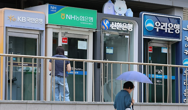 9일 국회 재정경제기획위원회 소속 이종욱 국민의힘 의원이 금융감독원에서 제출받은 자료에 따르면 국내 10개 종합금융투자사업자가 삼성전자와 SK하이닉스, SK스퀘어, 삼성전자 우선주, 삼성전기를 담보로 실행한 증권담보대출 잔액은 올해 5월 말 2조9027억원으로 집계됐다. 이는 지난해 말 2조3345억원과 비교하면 24.3% 증가한 수치다. /연합뉴스