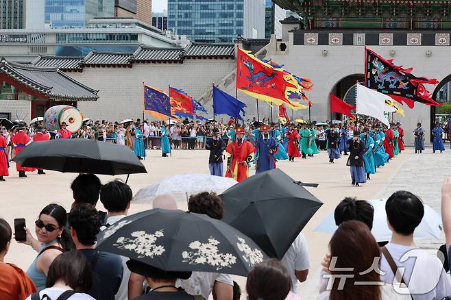 9일 오후 서울 종로구 경복궁 광화문에서 수문장 교대의식이 열리고 있다. 폭염이 이어지며 중단됐던 수문장 교대의식은 이날 사흘 만에 재개됐다. 2026.8.9 ⓒ 뉴스1 박세연 기자
