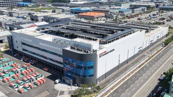 제타 스마트센터 부산 외관 전경. 롯데마트는 부산 강서구 미음동에 위치한 최첨단 AI 물류센터 '제타 스마트센터 부산'을 가동한다. 부산과 영남권 400만 세대에게 새벽·주간·야간 등 고객이 원하는 시간에 상품을 배송한다. 롯데마트