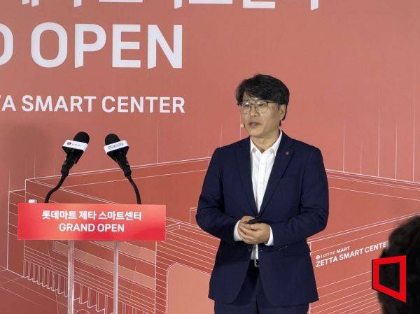 7일 부산광역시 강서구 국제산업물류도시에 위치한 '제타 스마트센터 부산'에서 정재우 롯데마트 온라인사업단장이 발언하고 있다. 부산=한예주 기자