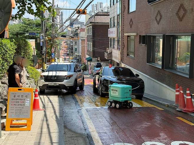 6일 오전 서울 강남구 학동어린이공원 앞 이면도로에서 배달로봇 딜리가 맞은편 차량을 먼저 보내기 위해 기다리고 있다. 사진=주원규 기자
