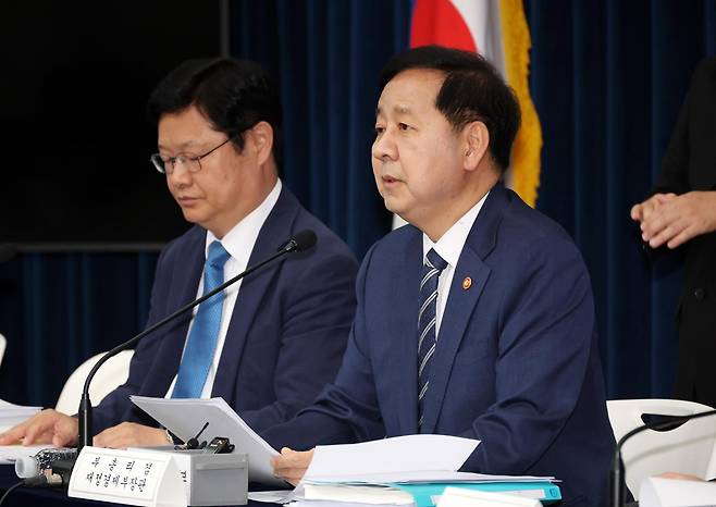 구윤철(오른쪽) 부총리 겸 재정경제부 장관이 지난달 30일 정부세종청사에서 '2026년 세제개편안' 관련 브리핑을 하고 있다. 세종=뉴시스
