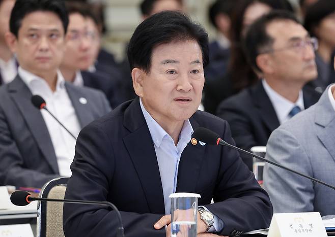 정동영 통일부 장관이 5일 청와대 영빈관에서 열린 이재명 대통령 주재 부처 업무보고에서 보고하고 있다. 청와대통신사진기자단
