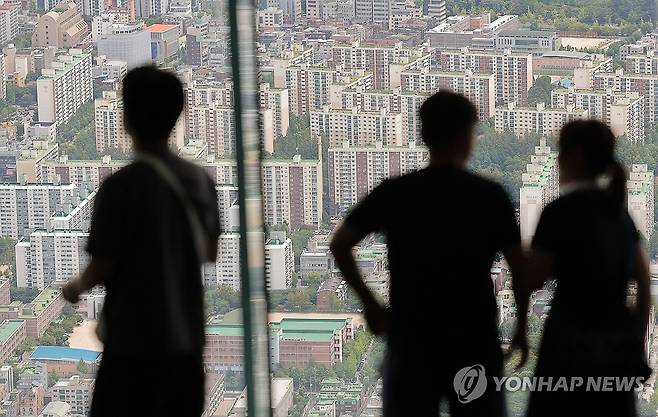 수도권 공급 대책 준비 중인 정부 (서울=연합뉴스) 류영석 기자 = 정부가 수도권 물량 확대 중심의 주택 공급 후속 대책을 준비 중인 가운데 9일 서울 송파구 롯데월드타워 서울스카이에서 바라본 서울 도심 주택 단지 모습.
정부는 수도권 공급 절벽에 대응하고자 내놓은 비아파트 공급 확대 방안과 관련해 사업 안정성과 추진 속도를 높이는 방향으로 보완책을 제시할 전망이다. 2026.8.9 ondol@yna.co.kr
