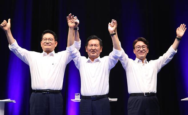 전남광주통합특별시 서구 KBC 광주방송에서 10일 열린 더불어민주당 대표 후보 TV 토론회에서 송영길·정청래·김민석 후보가 기념촬영을 하고 있다. 뉴스1