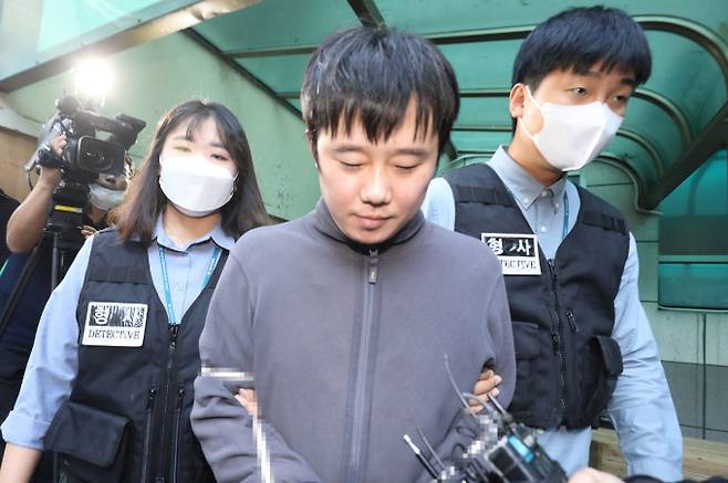 지난 4일 국무회의 의결을 마친 개정 형사소송법에는 '조건부 석방' 제도가 끝내 반영되지 않았다. 1999년부터 법조계를 중심으로 논의돼온 조건부 석방 제도는 2022년 9월 14일 여성 역무원을 스토킹한 혐의로 불구속 상태에서 재판을 받던 전주환이 1심 선고 전날 피해자를 찾아가 살해하면서 도입 필요성에 대한 목소리가 커졌다. 사진은 전주환이 2022년 9월 21일 서울 중구 남대문경철서에서 서울중앙지검으로 송치되고 있는 모습./사진=뉴스1