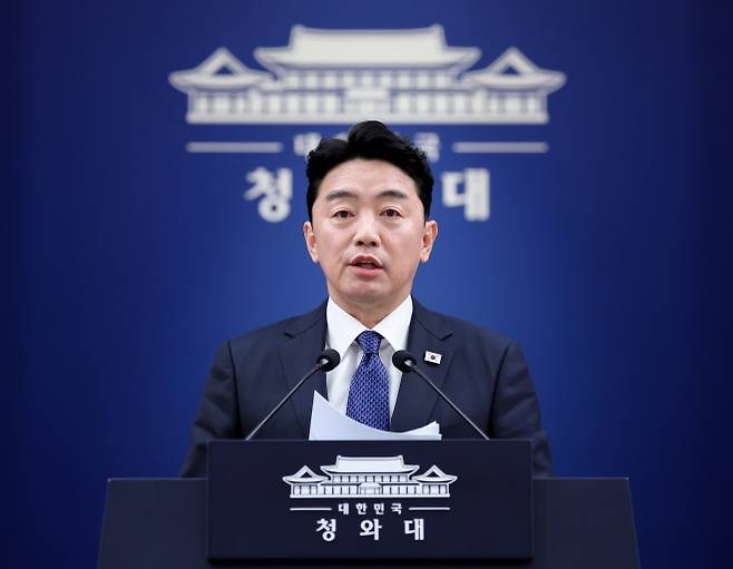 강훈식 비서실장, 메가프로젝트 민관합동 점검회의 결과 브리핑 - (서울=뉴스1) 허경 기자 = 강훈식 비서실장이 10일 청와대 춘추관에서 메가프로젝트 민관합동 점검회의 결과 관련 브리핑을 하고 있다. (청와대통신사진기자단) 2026.8.10/뉴스1