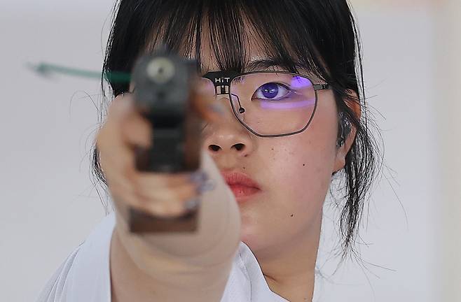 사격 국가대표 오예진이 10일 충북 진천군 국가대표선수촌에서 열린 제20회 아이치-나고야 아시안게임 사격 미디어데이에서 훈련하고 있다. 진천 | 연합뉴스