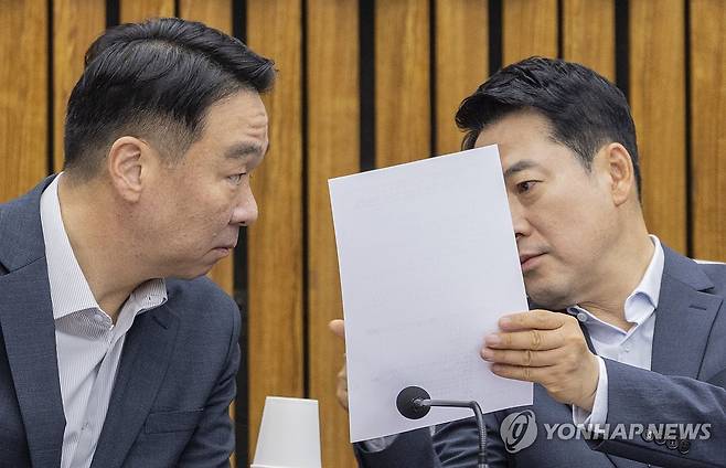 대화하는 장동혁 대표와 정희용 사무총장 (서울=연합뉴스) 황광모 기자 = 국민의힘 장동혁 대표(오른쪽)와 정희용 사무총장이 24일 국회에서 열린 국민의힘 부동산 정책 정상화 토론회 도중 대화하고 있다. 2026.7.24 hkmpooh@yna.co.kr
