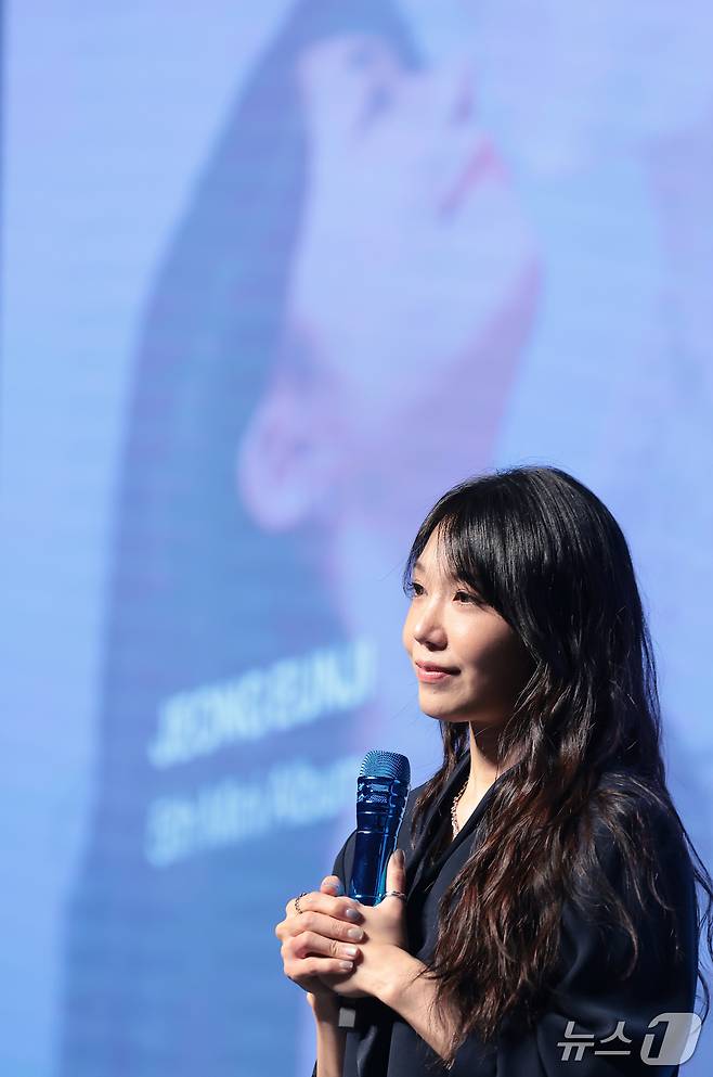 가수 정은지가 지난 6일 서울 슈피겐홀에서 열린 미니 5집 '서머, 아이'(Summer, I) 발매 기념 음악감상회에서 수록곡을 소개하고 있다. 2026.8.11 ⓒ 뉴스1 권현진 기자