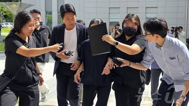 11일 자신의 외손자를 학대해 숨지게 한 혐의를 받고 있는 외할머니 A씨가 구속영장 실질심사를 받기 위해 대전지법 천안지원으로 들어가고 있다. 2026.8.11 ⓒ 뉴스1 이시우 기자