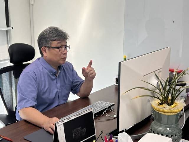 채 대표가 지디넷코리아와 인터뷰에서 베라 루빈을 설명하고 있다.