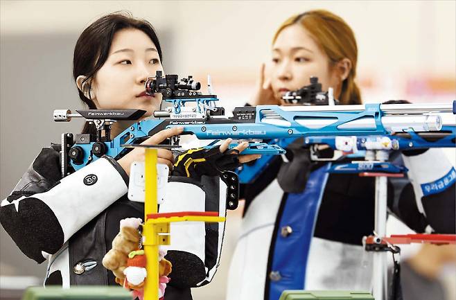 다음 달 아시안게임 금메달에 도전하는 사격 국가대표 반효진(왼쪽)과 권유나가 10일 충북 진천선수촌에서 훈련하고 있다. /뉴스1