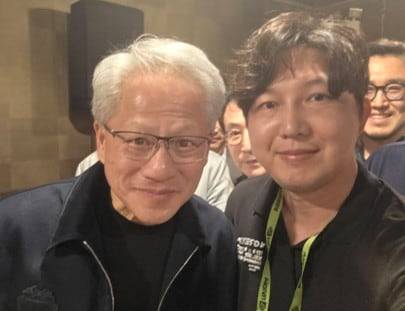 엔비디아 젠슨 황 최고경영자와 촬영한 사진. /김태웅 대표 제공