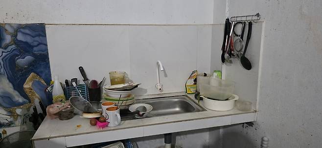 지난달 6일 오전 9시쯤 인도네시아 바탐의 벵꽁 마을 주민 에칼비오나(51)의 집에 물이 나오지 않아 설거지가 쌓여 있는 모습. 바탐=양한주 기자