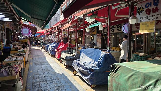 11일 오후 인천 부평구 부평깡시장에서 부침개와 김밥, 떡볶이 등을 판매하는 노점들이 포대로 덮인 채 영업을 쉬고 있다. 장민재기자