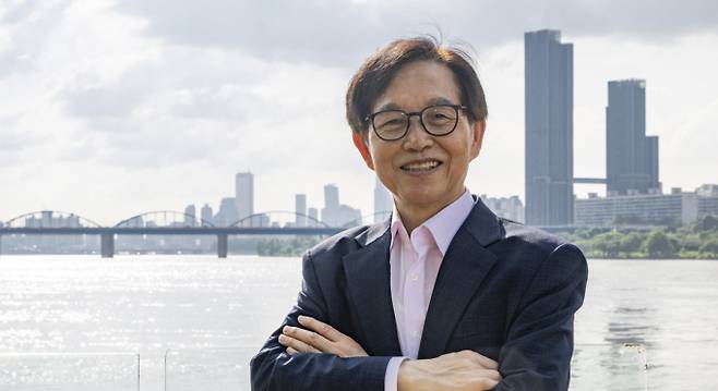 지난 24일 서울 세빛섬 한강 앞에 선 이광형 전 KAIST 총장./사진=조현호 기자