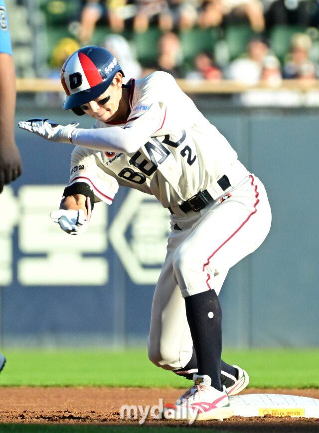 2일 오후 서울 잠실야구장에서 진행된 '2026 신한 SOL KBO 리그' LG 트윈스-두산 베어스의 경기. 두산 김민석이 1회말 2사 1,2루에서 적시타를 때린 뒤 세리머니를 펼치고 있다./마이데일리