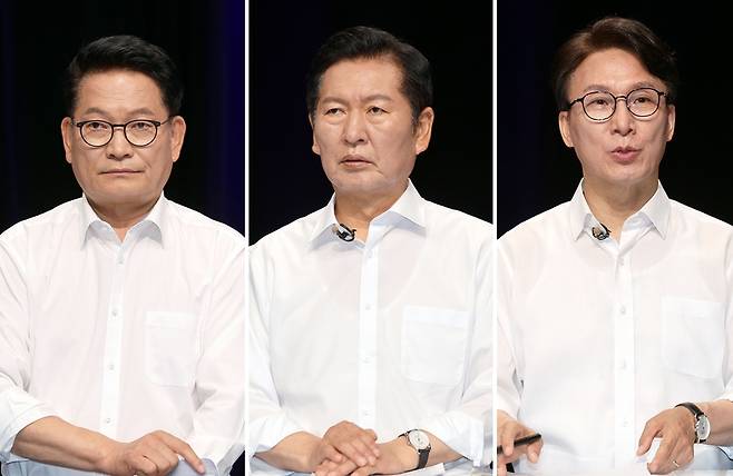 더불어민주당 당 대표 후보들이 10일 오후 전남광주 서구 KBC에서 열린 TV 토론회를 준비하고 있다. 왼쪽부터 송영길, 정청래, 김민석 후보. ⓒ연합뉴스