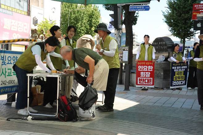 보건의료노조 대전충남본부가 12일 대전 으능정이거리에서 인요한 전 의원의 대한적십자사 회장 선출 철회 서명운동을 진행하고 있다. (사진=임병안 기자)