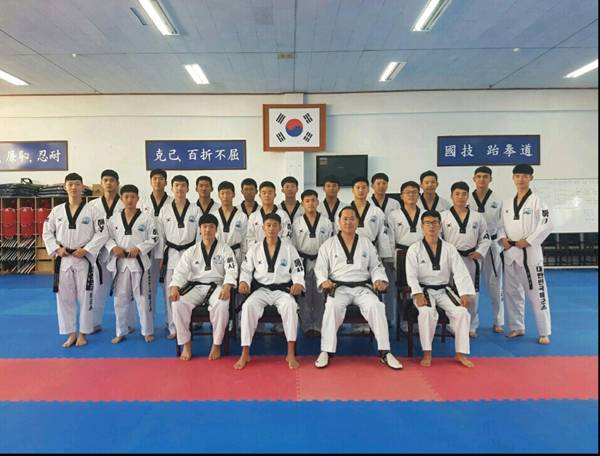 사관생도 해외순항훈련 태권도시범단 기념촬영.