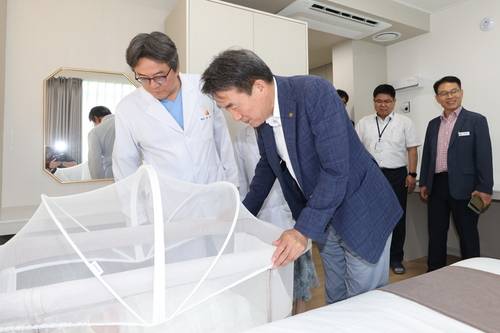 ▲ 안병윤 군수가 지난 10일 예천군 공공산후조리원을 방문해 시설과 장비, 운영 준비 상황을 점검하는 장면. 경북일보DB