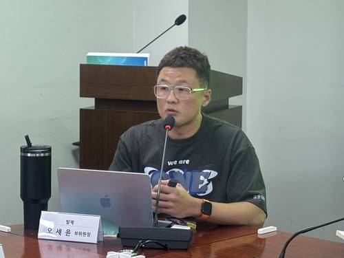 ▲오세윤 화섬식품노조 IT위원회 부위원장 겸 네이버지회장이 12일 서울 여의도 국회의원회관에서 열린 'IT업종 통합교섭구조 모색을 위한 토론회'에서 발언하고 있다. 사진=김나현 기자