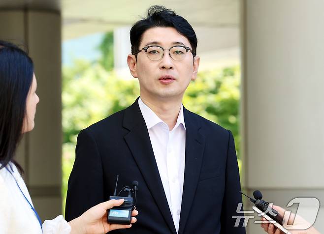 주진우 국민의힘 의원이 12일 서울 서초구 서울중앙지방법원에서 열린 추경호 대구시장의 12·3 비상계엄 당시 국회의 계엄 해제 표결을 방해한 혐의 9차 공판에 증인으로 출석하며 취재진 질문에 답변하고 있다. (공동취재) 2026.8.12 ⓒ 뉴스1 최지환 기자