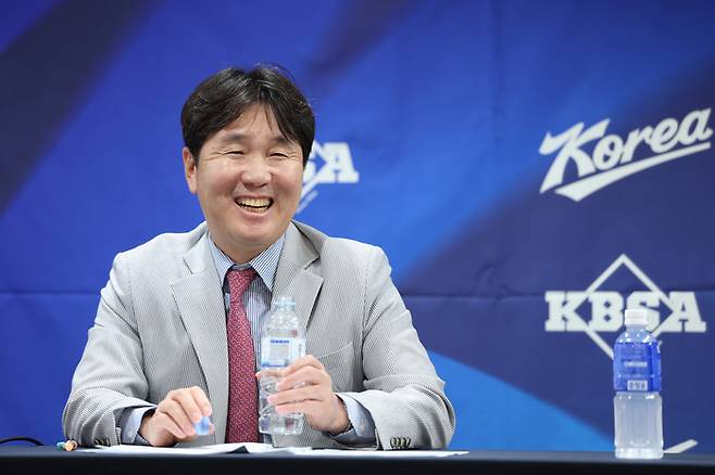 류지현 야구대표팀 감독이 11일 서울 중구 프레스센터에서 열린 2026 아이치·나고야 아시안게임 야구 국가대표팀 최종 명단 공개 기자회견에서 밝은 표정을 짓고 있다. 사진 | 연합뉴스