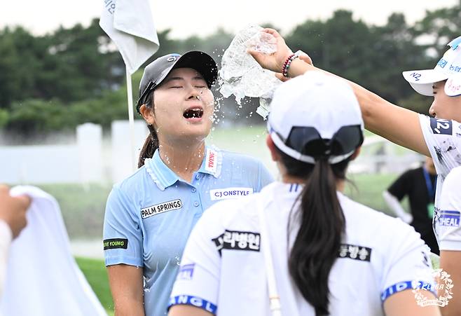 홍정민이 몽베르CC에서 열린 KLPGA투어 메디힐·한국일보 챔피언십에서 우승한 뒤 물세례를 받고 있다. 사진 | KLPGA