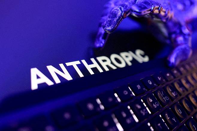 <YONHAP PHOTO-1926> FILE PHOTO: Anthropic logo, a keyboard and a robotic hand in this illustration created on June 5, 2026. REUTERS/Dado Ruvic/Illustration/File Photo/2026-08-05 10:19:37/<저작권자 ⓒ 1980-2026 ㈜연합뉴스. 무단 전재 재배포 금지, AI 학습 및 활용 금지>