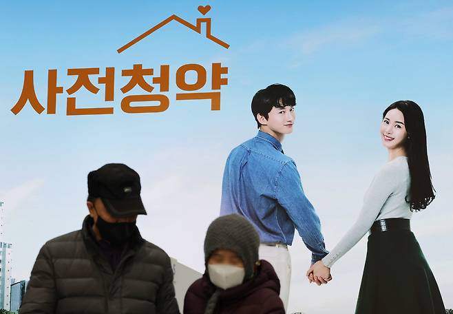 3기 신도시 대상 공공분양 일반공급과 신혼희망타운 4차 사전청약 접수가 시작된 2022년 1월 17일 경기도 남양주시 별내동에 마련된 남양주 현장접수처를 찾은 시민들이 청약 상담을 받기 위해 이동하고 있다. /연합뉴스