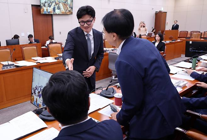 무소속 한동훈 의원이 11일 국회에서 열린 외교통일위원회 전체회의에서 여당 소속 위원들과 악수하고 있다. /연합뉴스