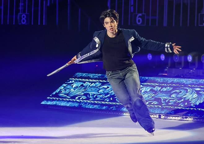 차준환이 7일 오후 서울 양천구 목동아이스링크에서 열린 ‘나 혼자만 레벨업 on ICE’ 프레스콜에 참석해 하이라이트 장면을 시연하고 있다. 전 세계 누적 조회수 143억 회를 기록한 ‘나 혼자만 레벨업(나혼렙)’을 아이스쇼로 재해석한 이번 공연은 국가대표 피겨스케이팅 선수들의 역동적인 퍼포먼스와 첨단 미디어아트가 어우러졌다. 2026.8.7 뉴스1