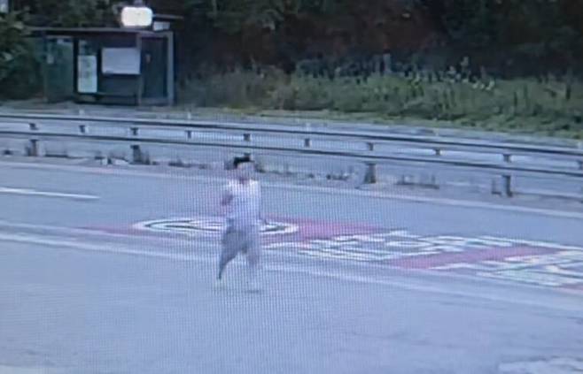 충남 천안의 한 교회에서 살다가 지난 6일 0시께 숨진 11살 어린이의 7월29일께 모습. 차도 옆을 홀로 돌아다니고 있다. 시시티브이 영상 갈무리