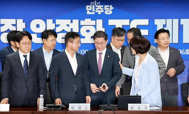 한병도 더불어민주당 대표 직무대행 겸 원내대표, 이억원 금융위원장과 한정애 더불어민주당 정책위의장이 12일 서울 여의도 국회에서 열린 주택시장 안정화 TF 제1차 회의에 참석하고 있다. 뉴스1