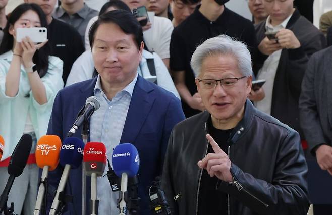 젠슨 황 엔비디아 최고경영자(CEO), 최태원 SK그룹 회장이 지난 6월 서울 종로구 SK 서린빌딩에서 엔비디아-SK 협력 관련 언론브리핑을 하고 있다. /사진=김범준 한국경제신문 기자