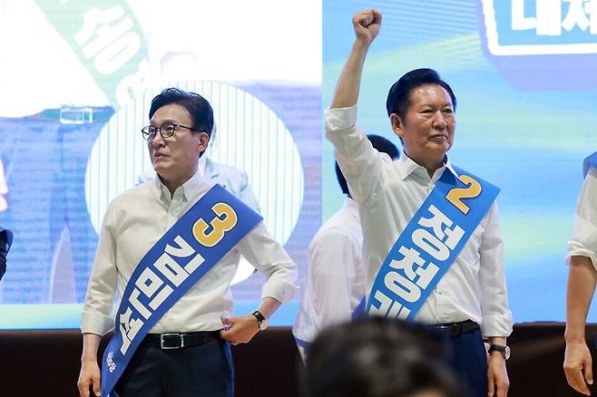 더불어민주당 김민석· 정청래 당 대표 후보가 지난 9일 강원도 횡성국민체육센터에서 열린 민주당 대표·최고위원 후보자 강원 합동연설회에서 기념 촬영을 준비하고 있다. 연합뉴스